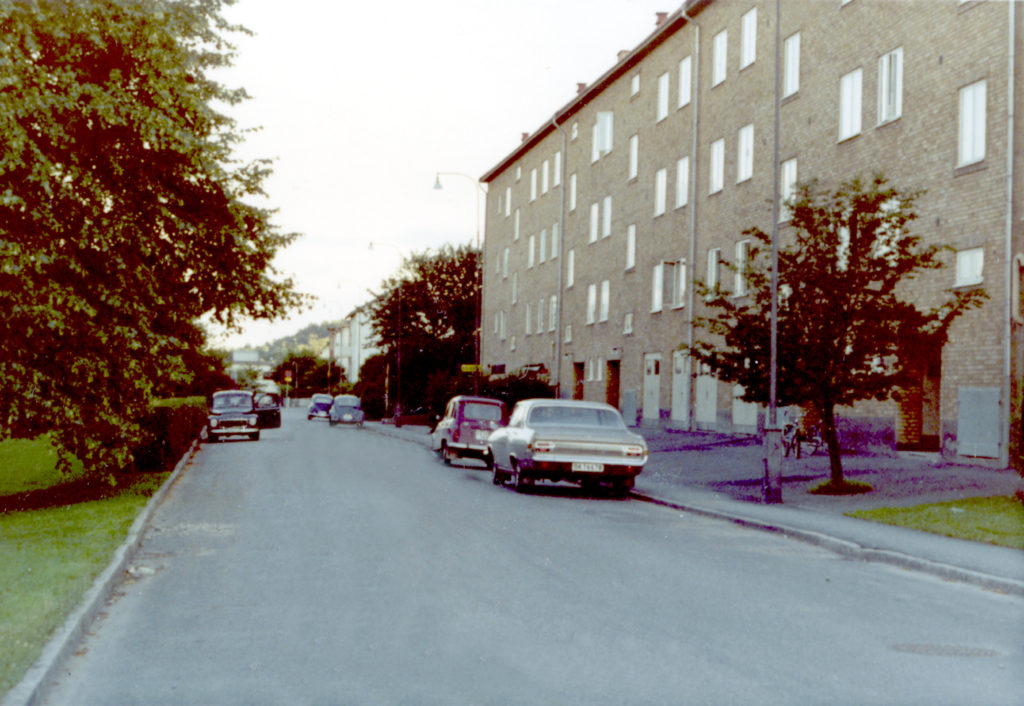 1971-08-18-17-02-19-ronny-brynolfsgatan-inga-problem-att-parkera